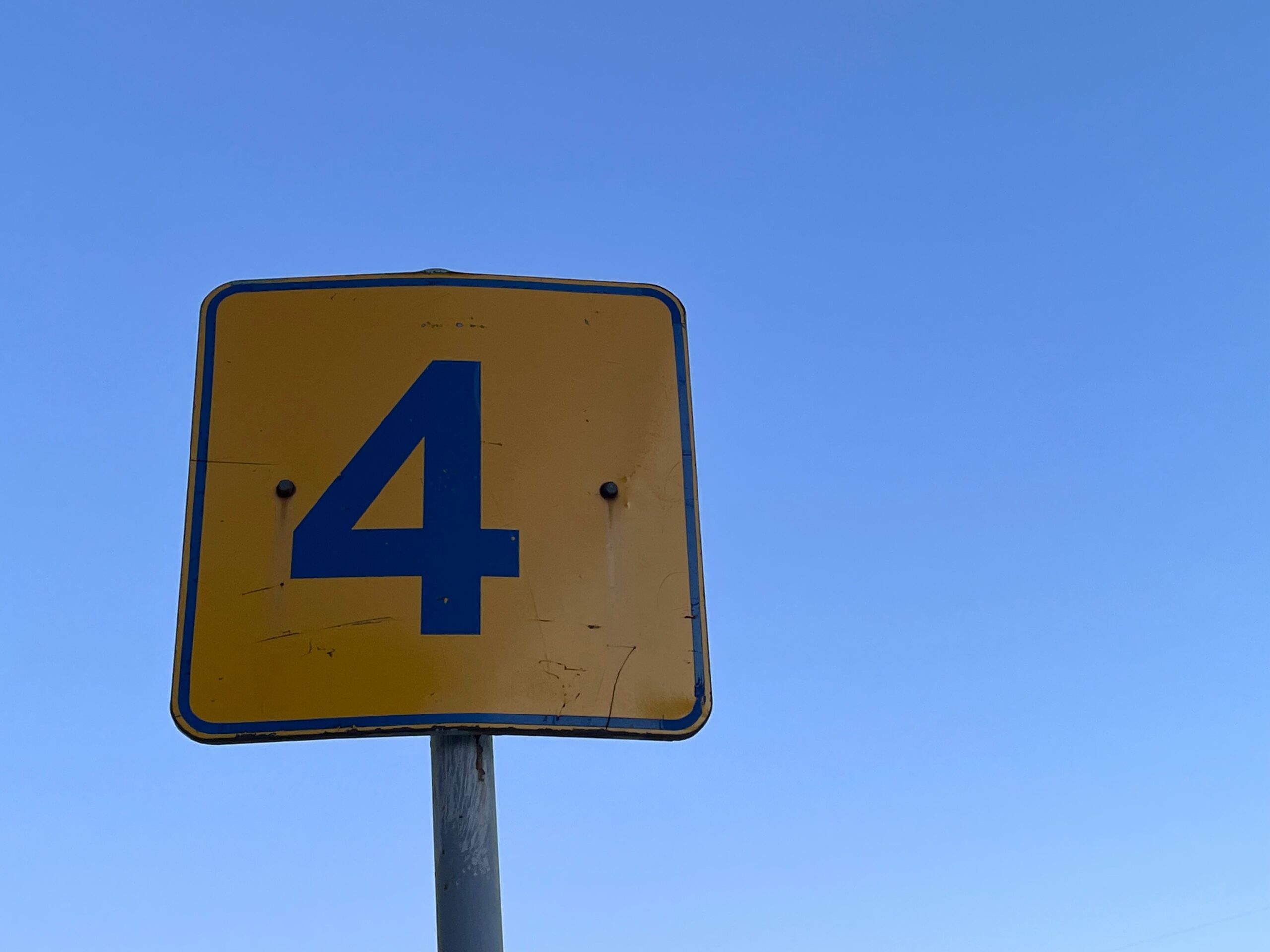 Il numero 4, il Costruttore che, in ombra, diventa il Prigioniero